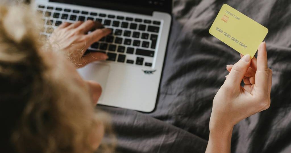 Banques en ligne ou agences : quelle option pour ouvrir un compte rapidement ?