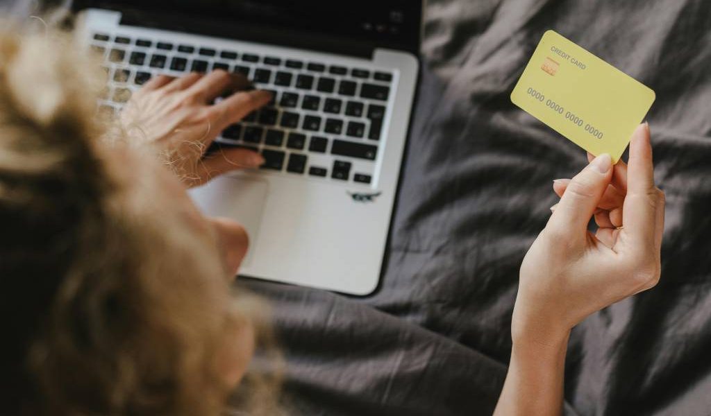 Banques en ligne ou agences : quelle option pour ouvrir un compte rapidement ?